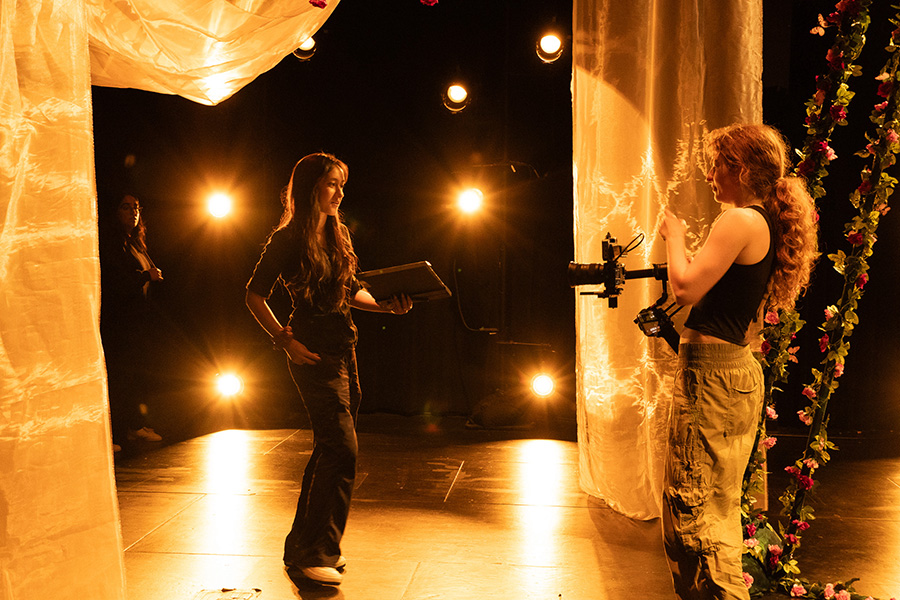 Image: Behind-the-scenes photography from ¿Te Tiento?. Photo by Alexandra Gonzales and Zoe Tiller.