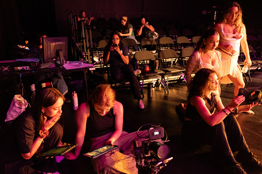 Image: Behind-the-scenes photography from ¿Te Tiento?. Photo by Alexandra Gonzales and Zoe Tiller.